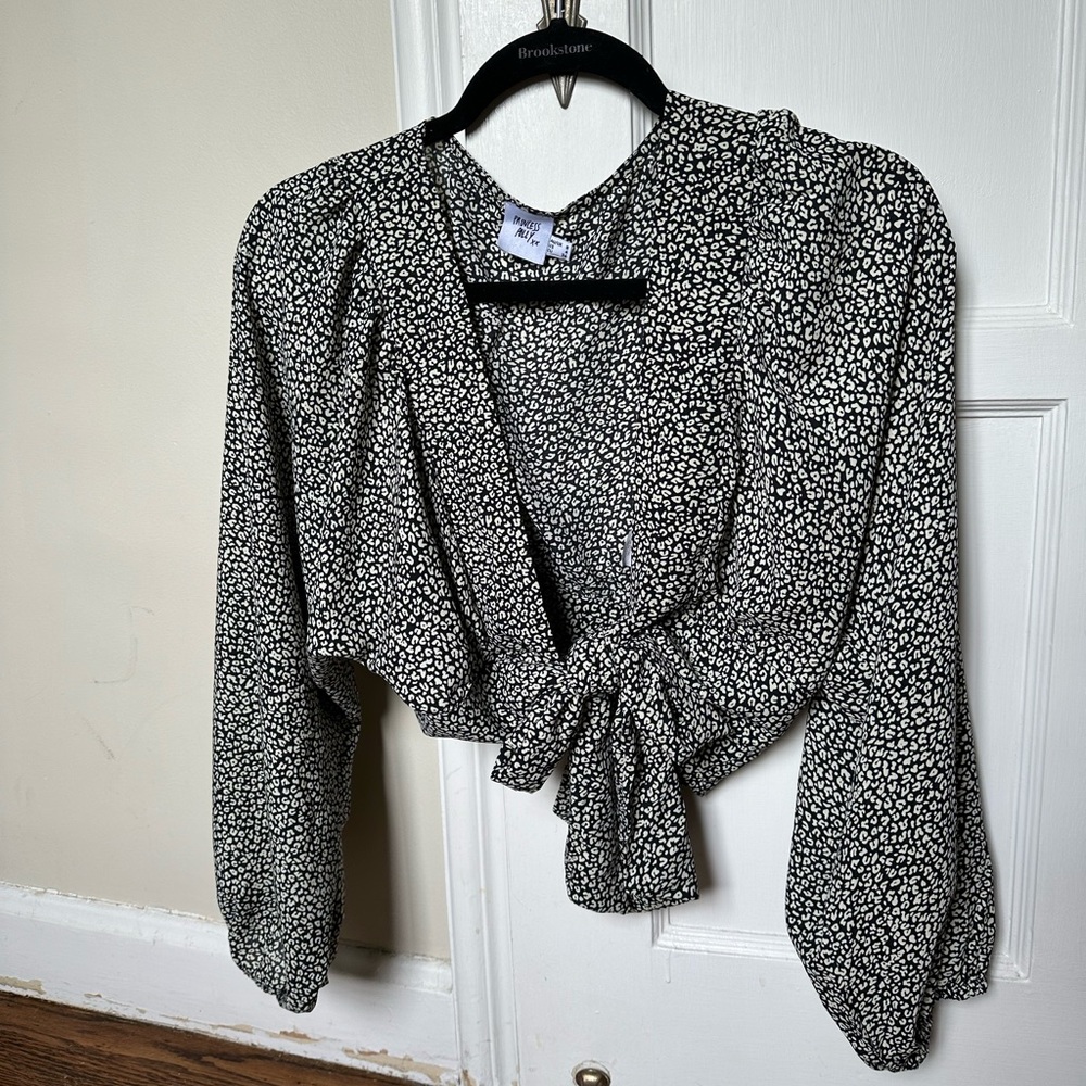 NEVER WORN Size 4 Tie Front Top